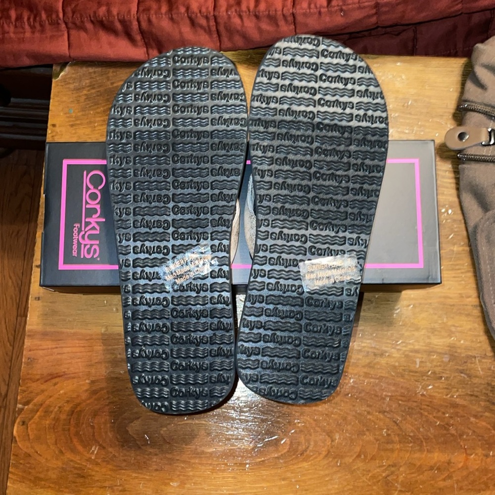 New Corkys gold medal washed metallic summer plans flip flops, size 7 - Picture 3 of 6